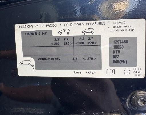 Citroën paint code label on the vehicle – find your exact color match.