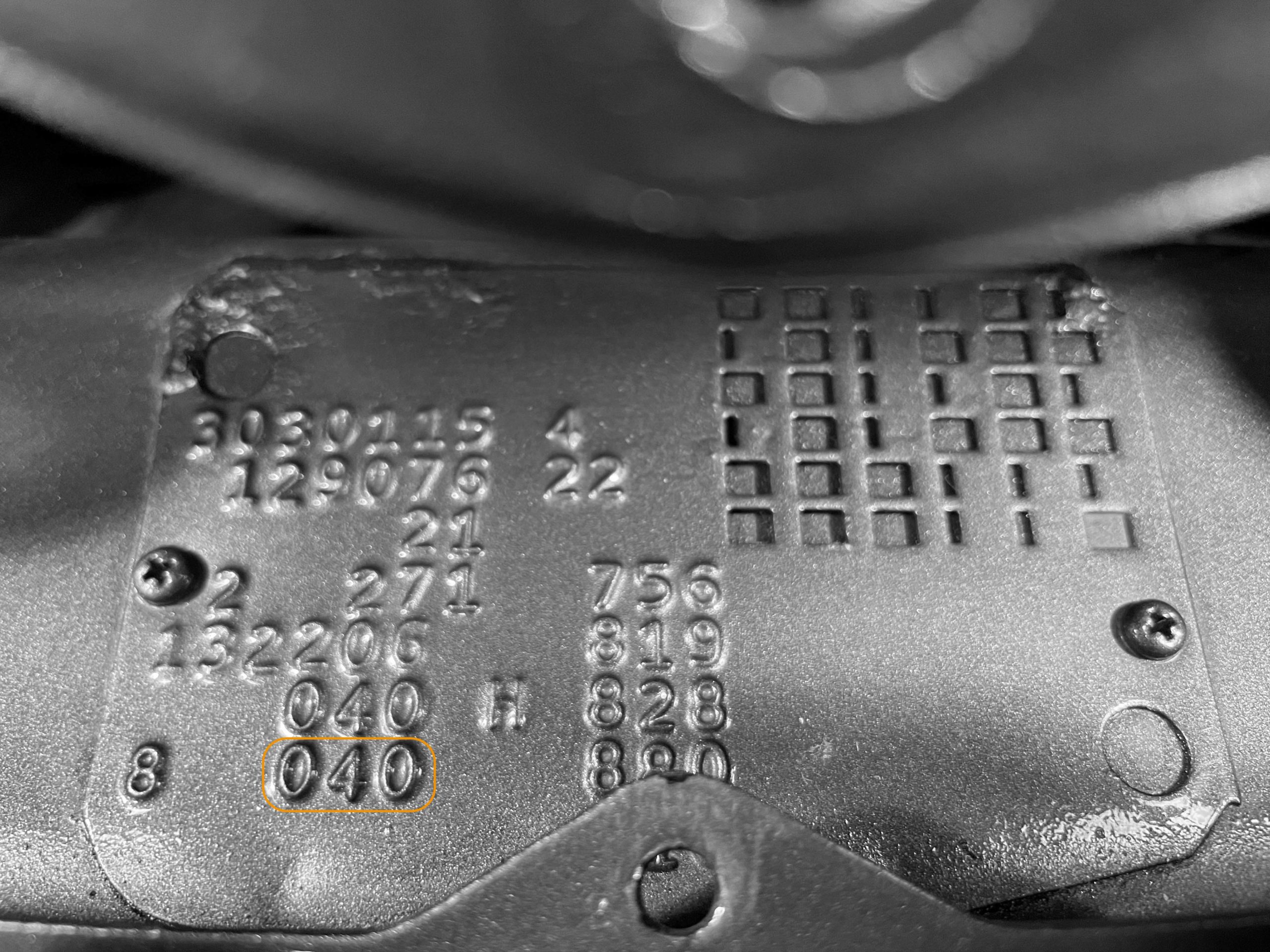 MERCEDES color code sticker on the body – identify your vehicle’s paint.