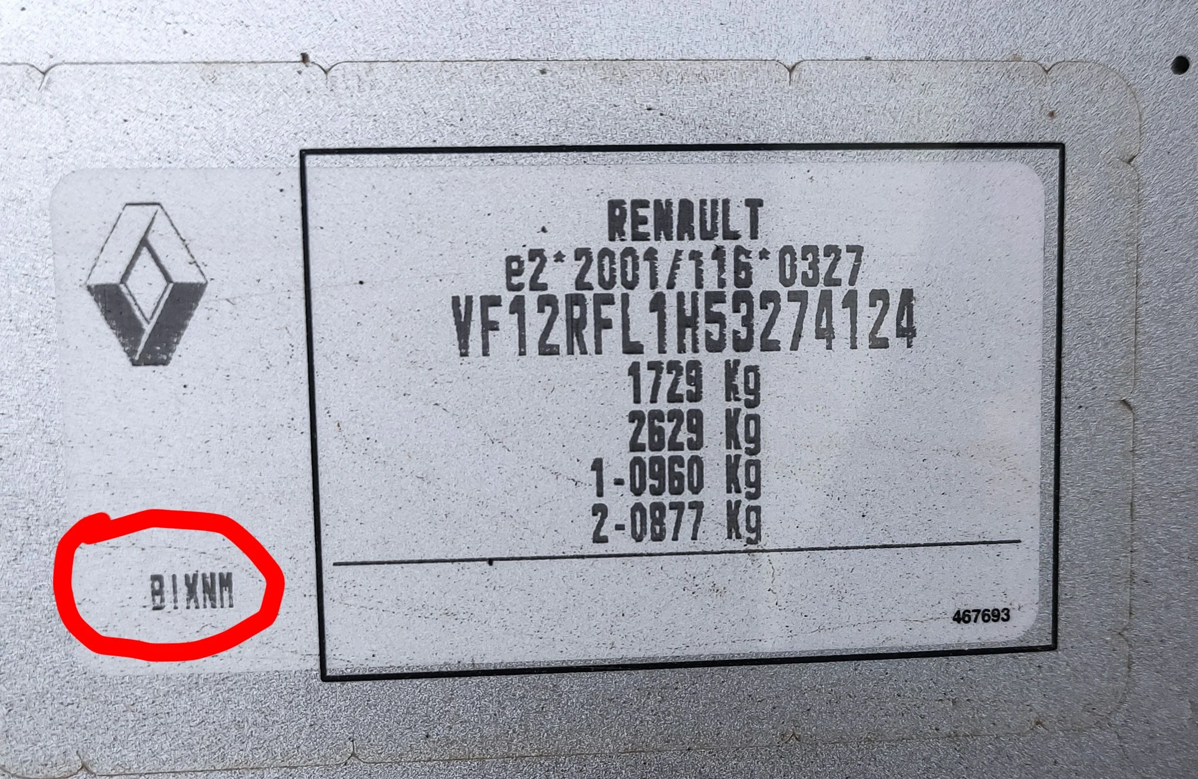 Renault paint code label on the vehicle – find your exact color match.